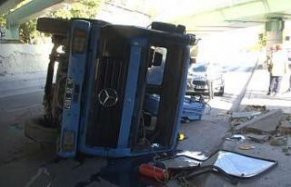 Bakırköy’de üst geçide çarpan vinç devrildi