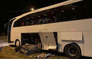 Bandırma otogar kavşağında otobüs ile kamyon...