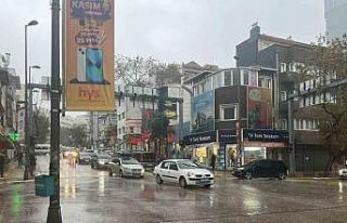 Bandırma’da sağanak yağış hayatı felç etti