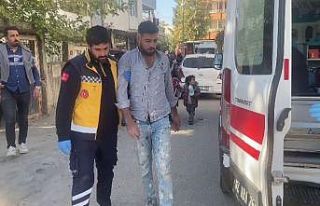 Başına tahta düşen işçi yaralandı