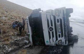 Başkale yolunda tır devrildi: 1 yaralı