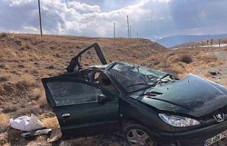 Başkale’de otomobil şarampole yuvarlandı: 3 yaralı