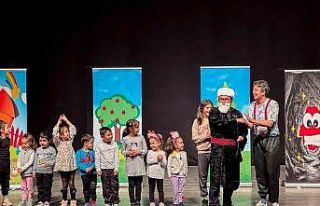 Başkan Yetişkin, Efeler’in çocuklarını tiyatroyla...