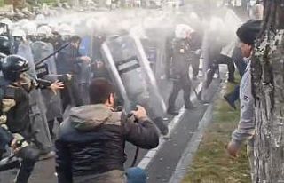 Batman’da belediye binasına girmeye çalışan...