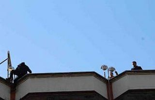 Batman’da çatıda korku dolu anlar: Polis şahsı...