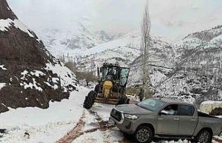 Batman’da karın geçit vermediği köy yollarında...