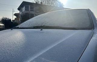 Bayburt’ta araç camları buz tuttu