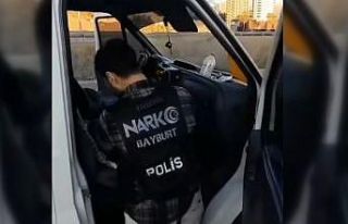 Bayburt’ta arama yapılan araçta bir miktar metamfetamin...