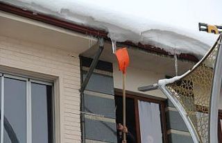 Bayburt’ta çatı saçaklarındaki buz sarkıtları...
