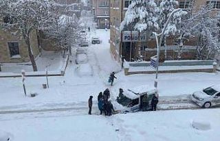 Bayburt’ta kar nedeniyle trafik durma noktasına...