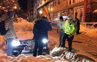 Bayburt’ta kara saplanan Mercedes marka otomobilin...
