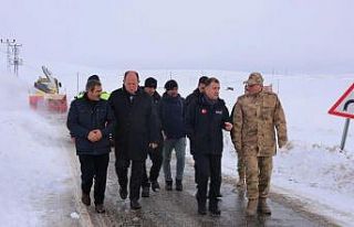 Bayburt’un kapalı köy yollarında yol açma çalışmaları...