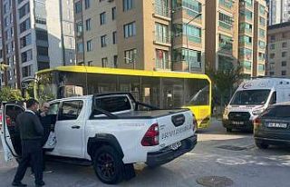 Belediye otobüsü kamyonetle çarpıştı : 1 yolcu...