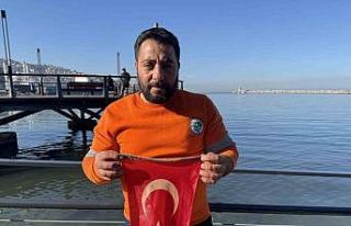 Belediye personeli denize düşen Türk bayrağı...
