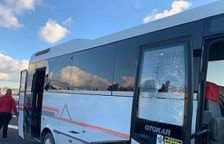 Beşiktaşlı taraftarları taşıyan araca saldırıya...