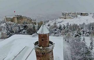 Beyaz gelinliğini giyen Harput’ta kartpostallık...