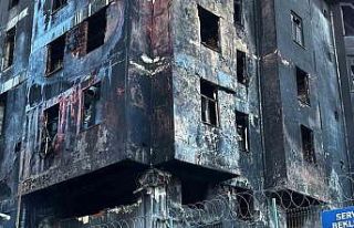 Beylikdüzü’nde yanan fabrikada çökme riski