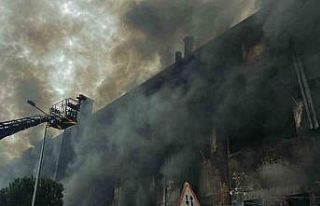 Beylikdüzü’ndeki yangını söndürme çalışmaları...