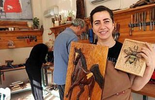 Beyninde kitle çıktı, ahşap oymacılığı ile...