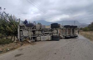 Bilecik’te virajı alamayan kamyon devrilirken,...