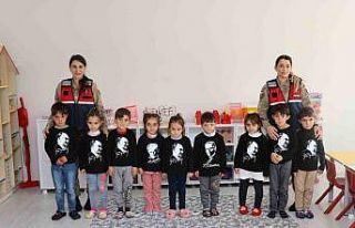 Bingöl’de jandarma, minik öğrencilerle Atatürk’ü...