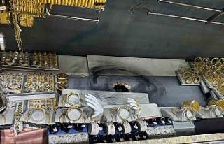 Bodrum katından duvar delerek girdiği kuyumcudan...