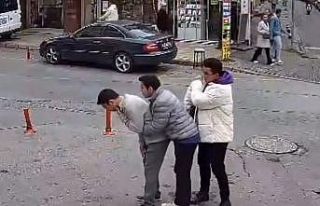 Boğazına şeker kaçan genci Heimlich manevrası...