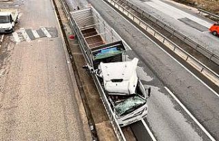 Böyle kaza görülmedi: Kamyonun sıkıştırıp...