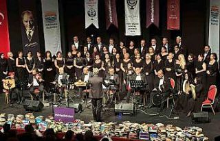 Bu konsere biletle değil, kitapla girdiler