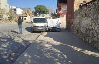 Buharkent’te kaza yapan araçlar kaldırıma çıktı