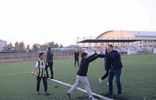 Bulanık Kaymakamı Koşansu, çocuklarla futbol oynadı