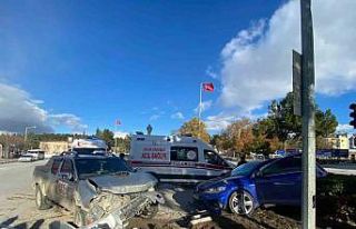 Burdur’da kamyonet ile otomobil çarpıştı: 3...