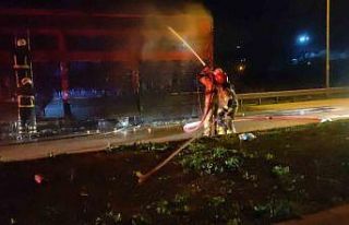 Bursa’da domates yüklü kamyon alevlere teslim...