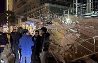 Bursa’da fırtına binanın iskelesini devirdi,...