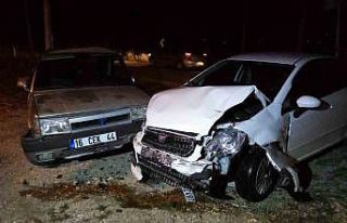 Bursa’da iki otomobil kafa kafaya çarpıştı:...