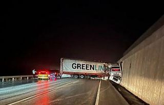 Bursa’da kontrolden çıkan tır, yol kenarındaki...