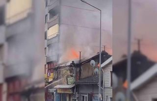 Bursa’da tek katlı dükkan alev alev yandı
