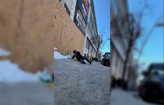 Buz pistine dönen kaldırımlarda düşen yayalar...
