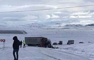 Buzlanma yüzünden kayan tır yolu trafiğe kapattı