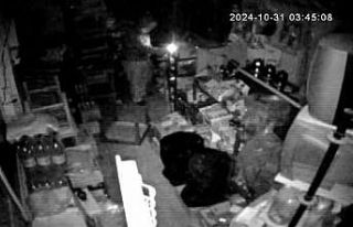 Çakmak ışığında tekel bayiyi böyle soydu