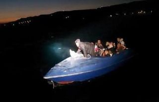 Çanakkale açıklarında sürüklenen teknedeki 17...