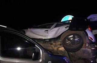 Çanakkale’de iki araç çarpıştı; otomobilde...