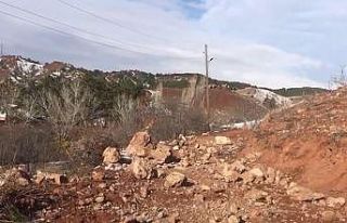 Çankırı’da heyelan köy yolunu ulaşıma kapattı