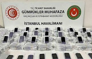 Cep telefonlarını ’kablo’ diye yurda sokarken...