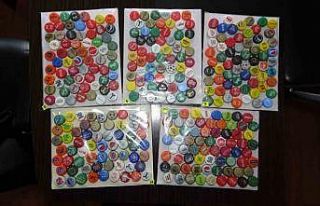 Çeşit çeşit koleksiyon yaparak ofisinde sergiliyor