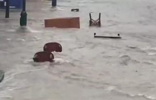 Çeşme’de sağanak: Masa ve sandalyeler akıntıya...