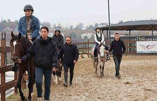 Çocuklar ata binmenin heyecanını yaşadı