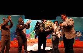 Çocuklar, Denizaltı Macerası adlı çocuk tiyatrosunda...