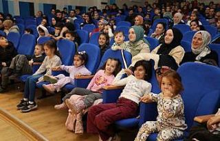 Çocuklar tiyatro oyunuyla eğlendi