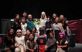 Çocuklar ve büyükler tiyatroda buluştu